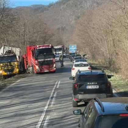 Два камиона се блъснаха, движението е затруднено СНИМКА