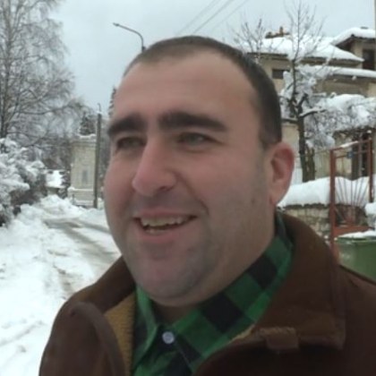 Млада мечка посети ловец в дома му в Чепеларе