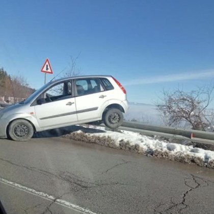 Лек автомобил катастрофира до София Возилото се е озовало на