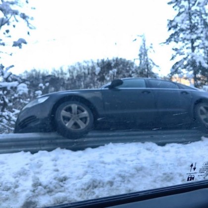 Не пак а отново лек автомобил кацна на мантинела