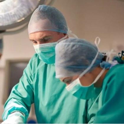 Посещение в клиника за пластична хирургия превърна пациент в интернет