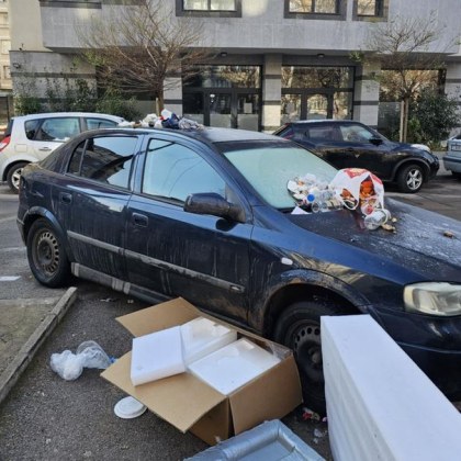 Миризливо наказание застигна лек автомобил паркиран на улица в София