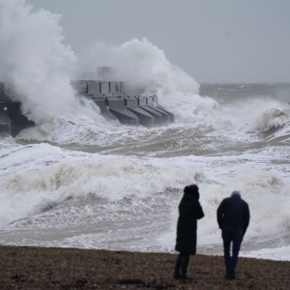 Проливни дъждове и бурни ветрове създават хаос в голяма част