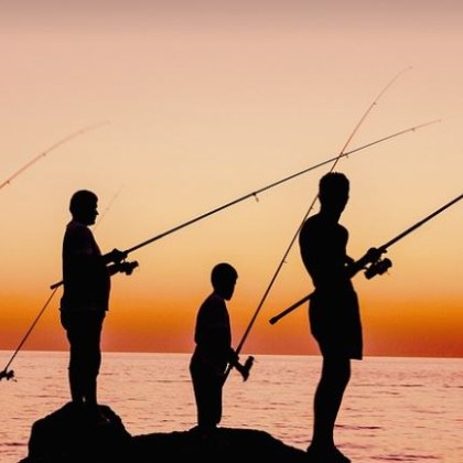 Мъж хвана жена по време на риболов и я спаси