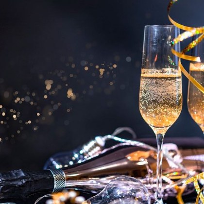 Традиционната храна късметите в баницата и фойерверките са добре познати новогодишни