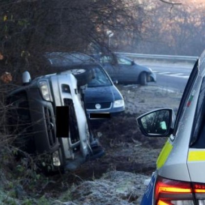 Три коли пострадаха на хлъзгав участък от шосе край Харманли
