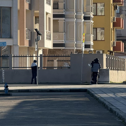 Случай с деца хвърлящи пиратки по автомобили предизвика бурни реакции