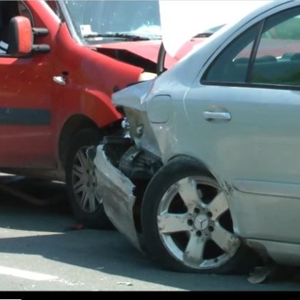 Лек автомобил се е ударил в малък автобус пълен с