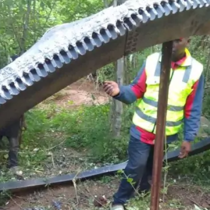 Метален пръстен с диаметър около 2 5 м и тегло 500