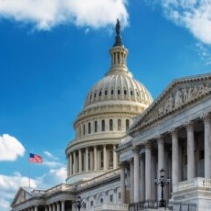 В Съединените щати полицията задържа подозрителен мъж близо до сградата