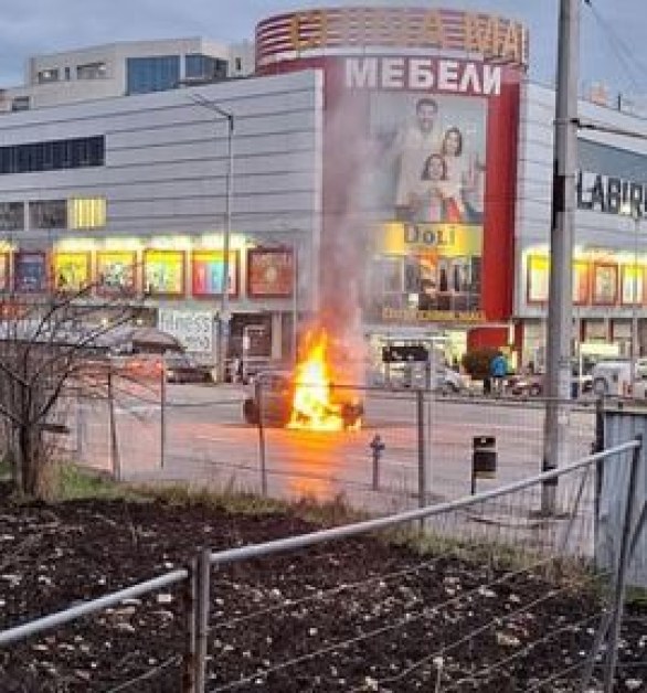 Кола избухна в пламъци на булевард в София СНИМКИ