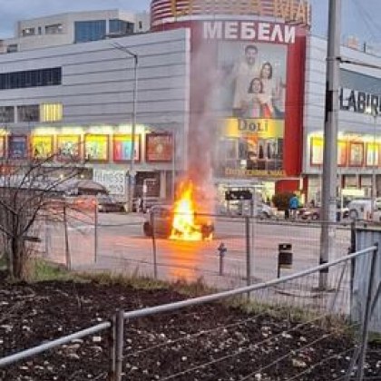 Кола избухна в пламъци тази вечер на булевард в София За