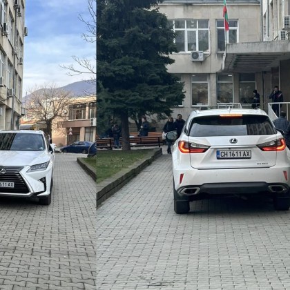 Лексус с карта за паркиране на хора с трайни увреждания