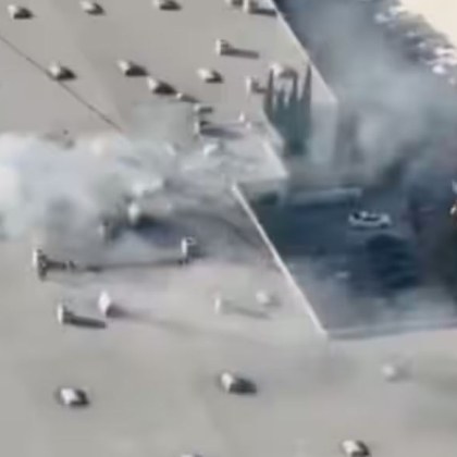 Малък самолет се вряза в търговска сграда в Калифорния при