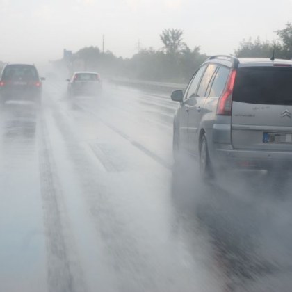 Пътните настилки в страната са предимно мокри на места заледени