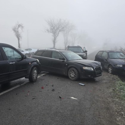 Верижна катастрофа с осем автомобила затруднява движението на пътя Ямбол Кукорево Няма