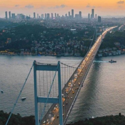 Движението на кораби през истанбулския пролив Босфор е временно преустановено