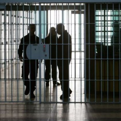 Заложническа криза във френски затвор Лишен от свобода е взел