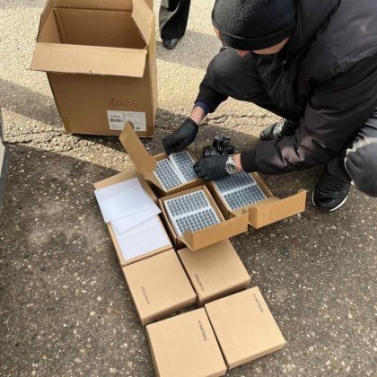 Установени са двама души с голямо количество психоактивни субстанции и