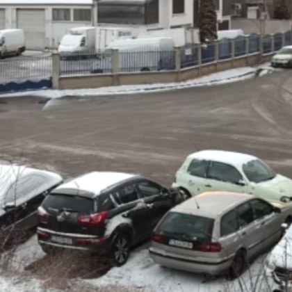 Водач се заби в паркирана кола при завой а после