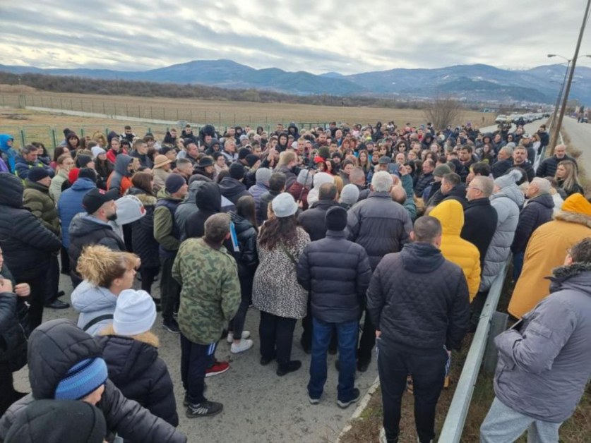 Протест затвори пътя, където младо момиче загина след катастрофа с коне