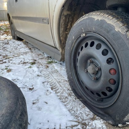 Жена сподели че две от гумите на автомобила ѝ са