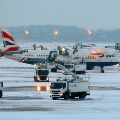 Тежките зимни метеорологични условия наложиха да бъдат отменени 120 полета