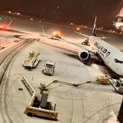 Обилен снеговалеж през нощта предизвика смущения във въздушния транспорт и