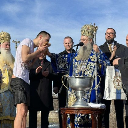 19 годишният Георги Зизов от Кършияка извади богоявленския кръст от водата