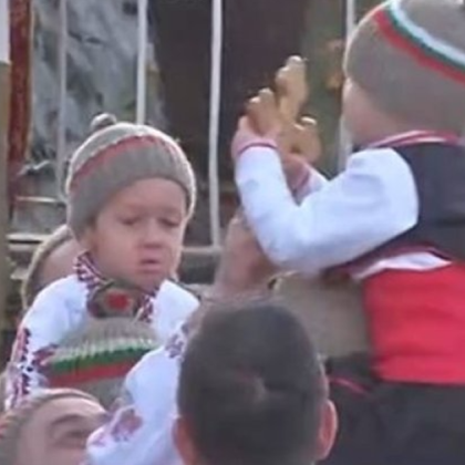 В ръцете на 3 годишния Мирослав се озова дървеният кръст хванат