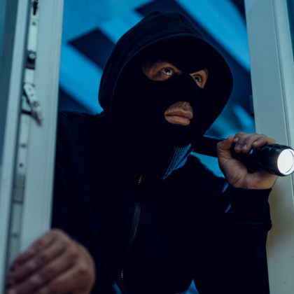 59 годишен мъж хвана крадец в дома си в кубратското село Сеслав съобщиха