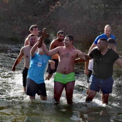 Богоявление е На този ден св Йоан Кръстител е кръстил Божия