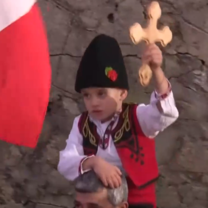 В Шипка мъжете първи се хвърлиха в ледените води за дървения