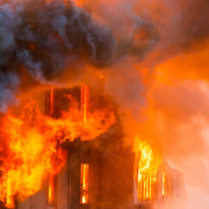 Най малко осем души загинаха при пожар в едноетажна жилищна сграда