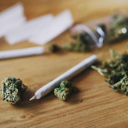 Шестима души са задържани за притежание на наркотици от служители на ОД на