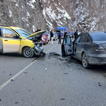 Водачът на автомобила с марка Мерцедес който участва днес в