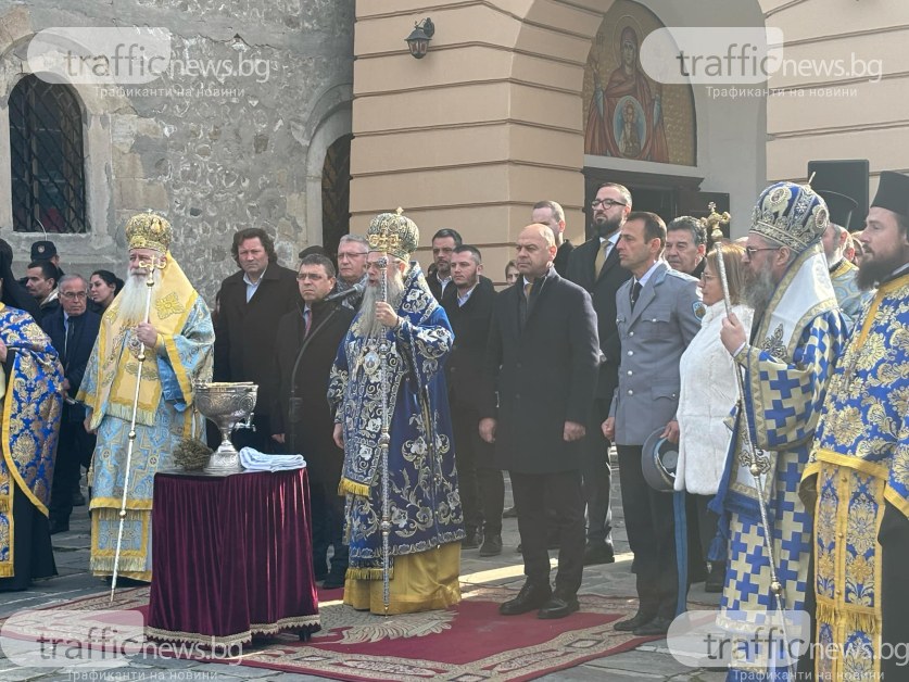 Осветиха бойните знамена в Пловдив, шествието пое към Марица СНИМКИ+ВИДЕО