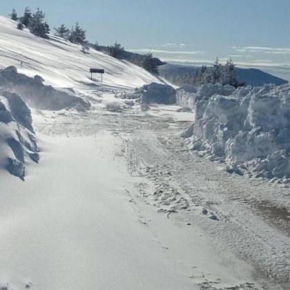 В най високия старопланински проход Троян Кърнаре на места преспите