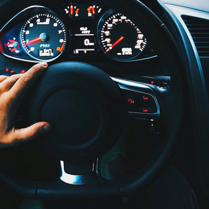 Червените индикатори на таблото на автомобила са критични и предупреждават