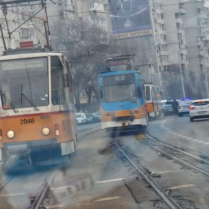 Катастрофа блокира движението на трамваите по бул Възкресение в София
