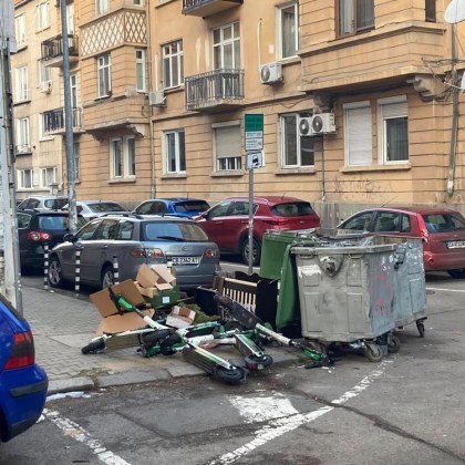 Грозна гледка до казани в центъра на столицата Цял куп