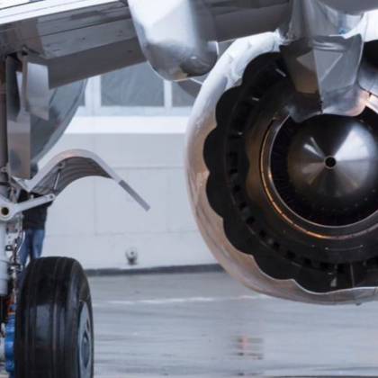 Двама души бяха намерени мъртви в отделението над колесника на