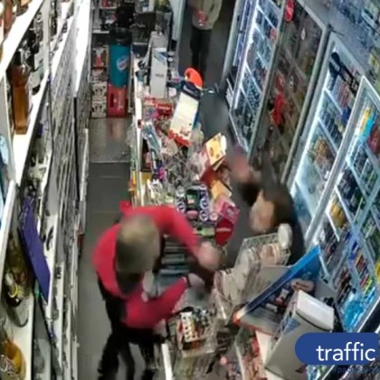 Грозни сцени на грабеж от денонощен магазин придружен с ръкопашни