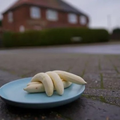 Обикновена улица в Бестън графство Нотингамшър Англия внезапно се оказа