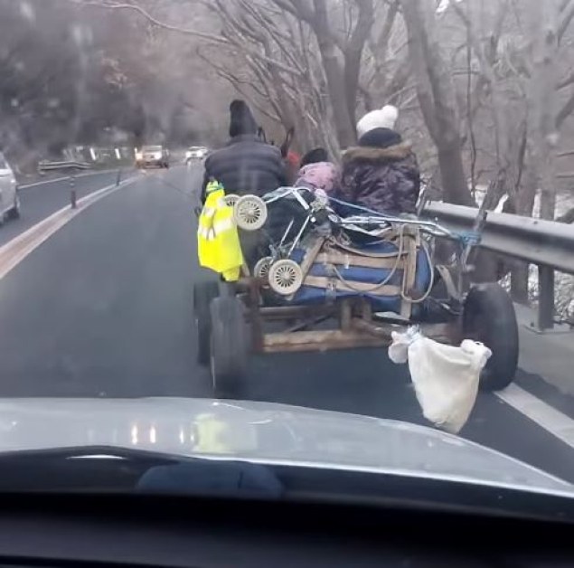 Опасно! Каруца пое по оживен път, вози и дете СНИМКИ