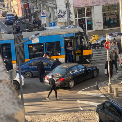 Нов инцидент с трамвай в София Две леки автомобила и