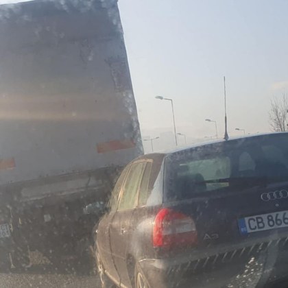 Катастрофа между кола и камион в столицата Инцидентът е станал