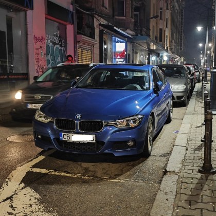 Паркирано БМВ предизвиква възмущение заради неправилното си паркиране Снимките заснети