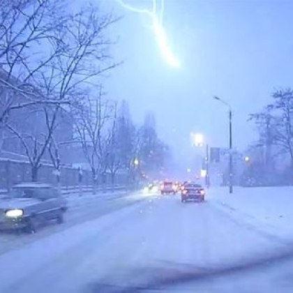 Рядко метеорологично събитие гръмна в няколко източни и централни американски