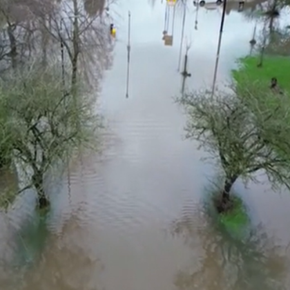 Тежки наводнения заляха части от Англия а сняг принуди три